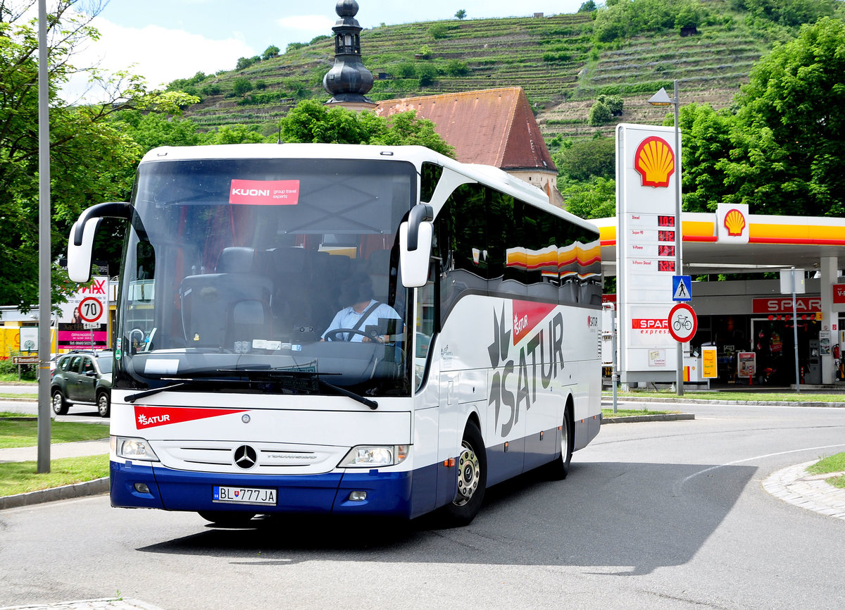 Mercedes Tourismo von Satur Reisen aus der SK in Krems gesehen.