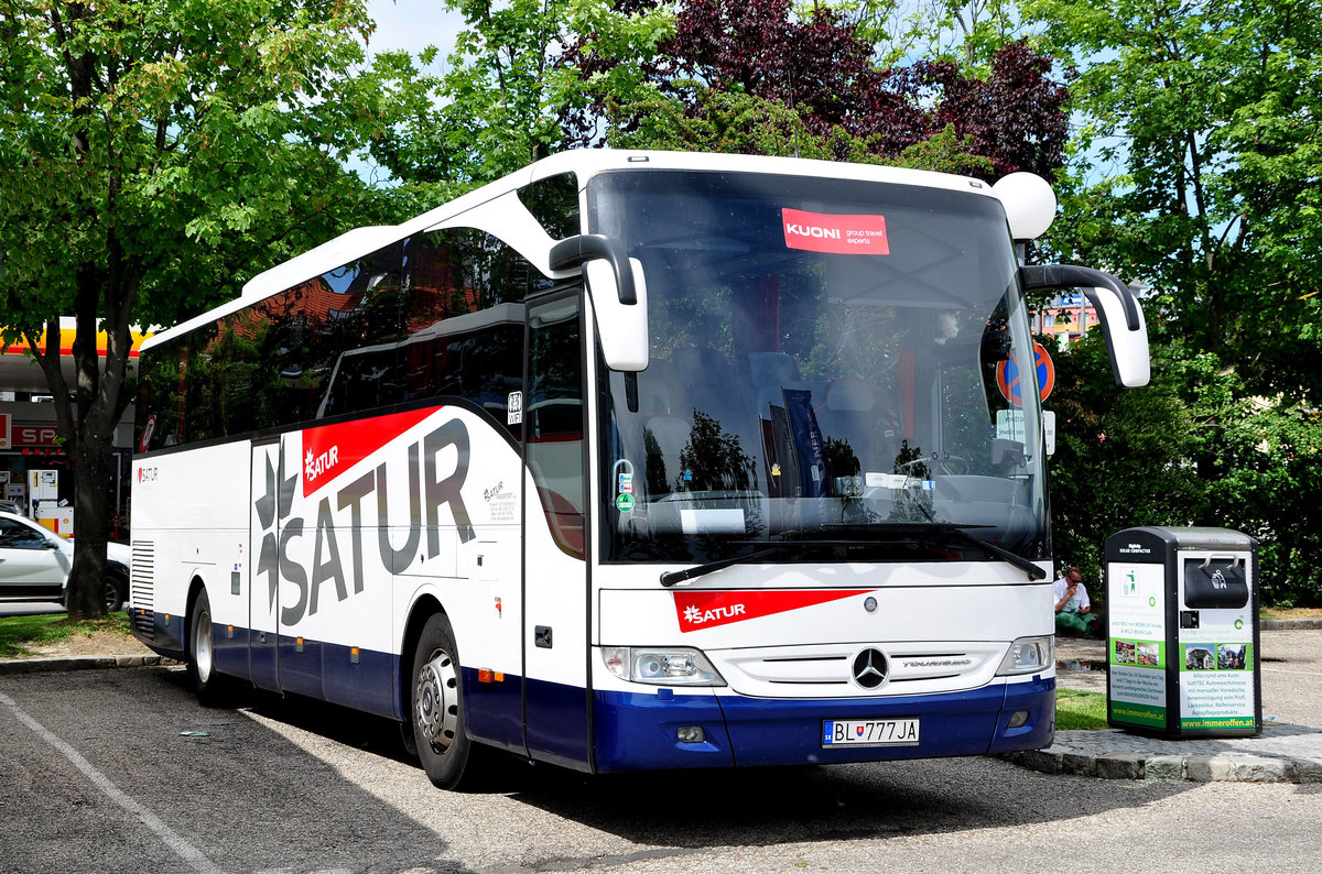 Mercedes Tourismo von Satur Reisen aus der SK in Krems gesehen.