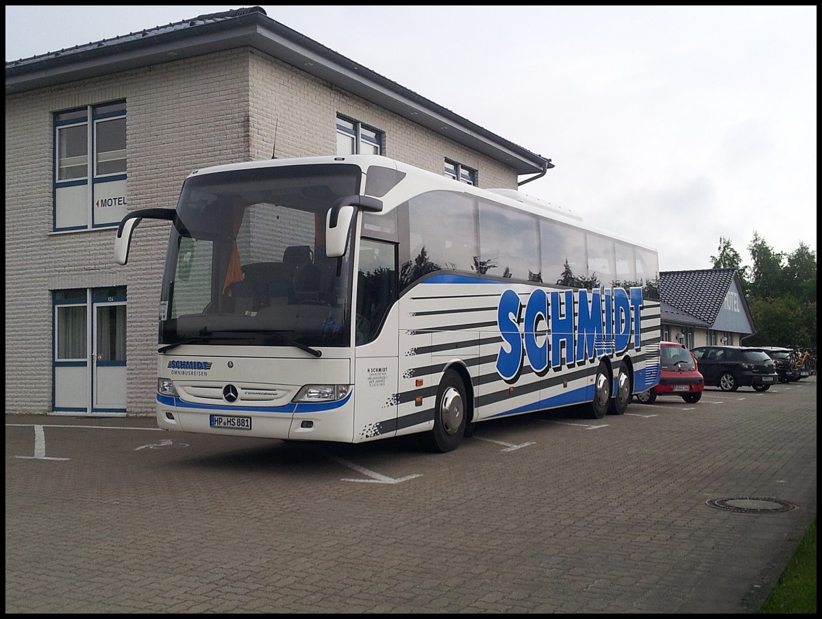 Mercedes Tourismo von Schmidt aus Deutschland im Gewerbegebiet Sassnitz.