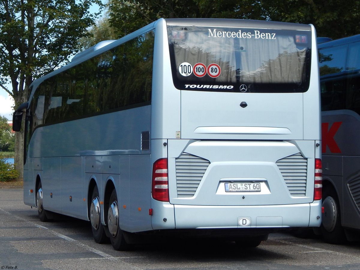 Mercedes Tourismo von Schubert Touristik aus Deutschland in Stralsund. 