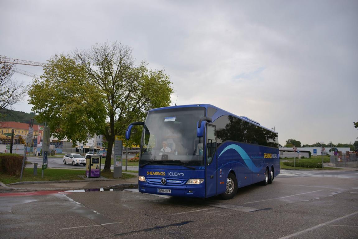 Mercedes Tourismo von Shearings Holidays aus GB (rechts gesteuert) 2017 in Krems.