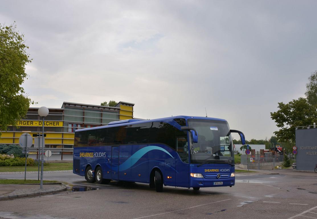 Mercedes Tourismo von Shearings Holidays aus GB (rechts gesteuert) 2017 in Krems.