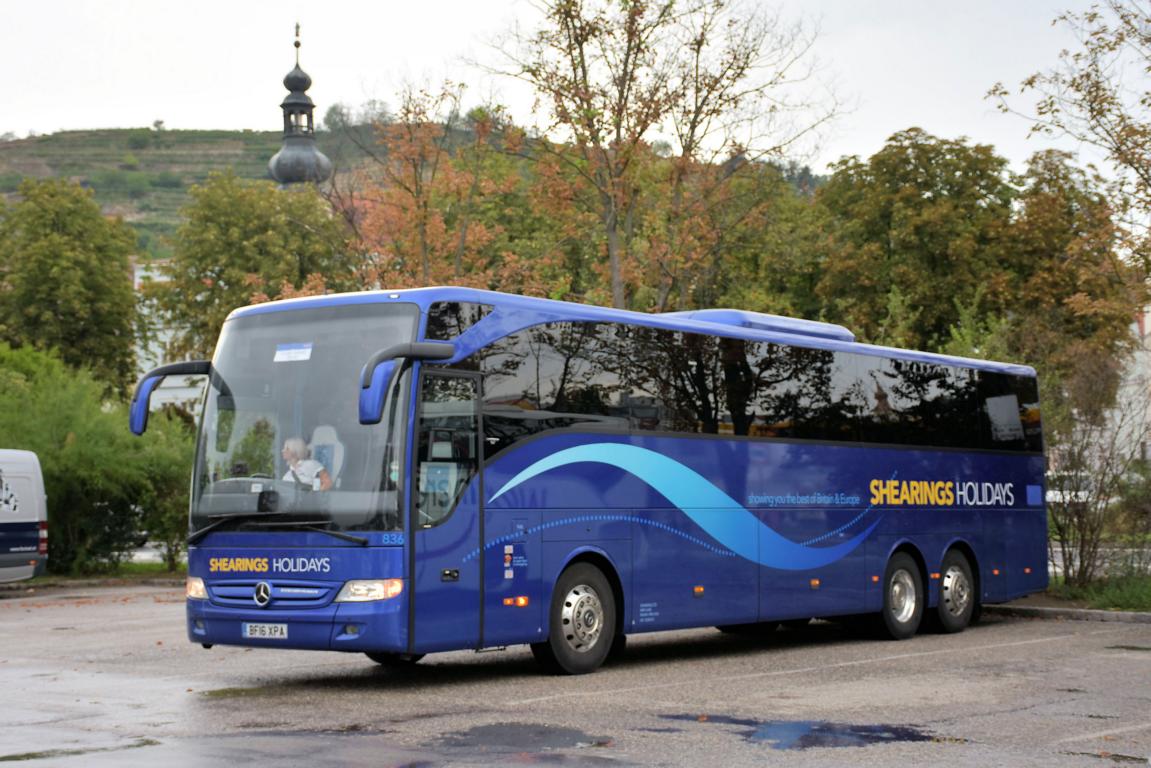 Mercedes Tourismo von Shearings Holidays aus GB (rechts gesteuert) 2017 in Krems.