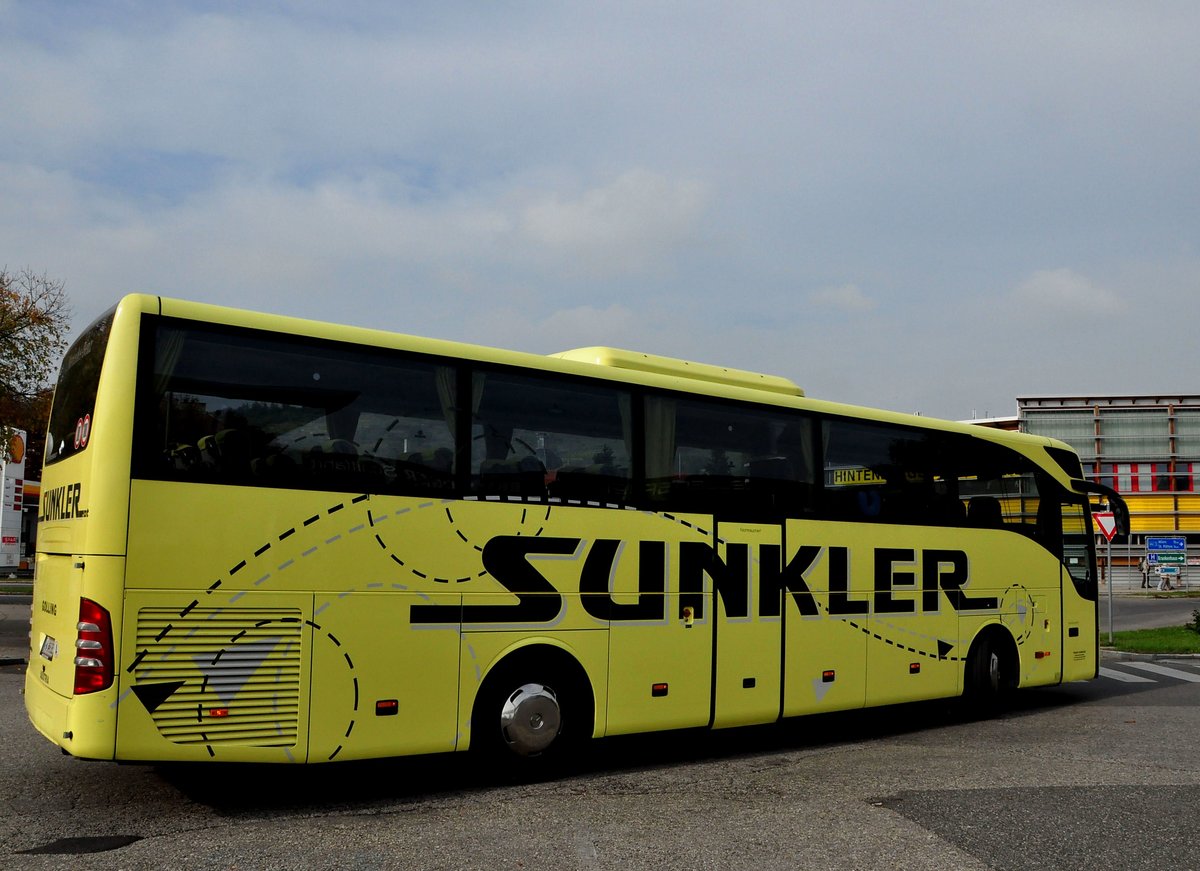 Mercedes Tourismo von Sunkler Reisen aus sterreich in Krems gesehen.