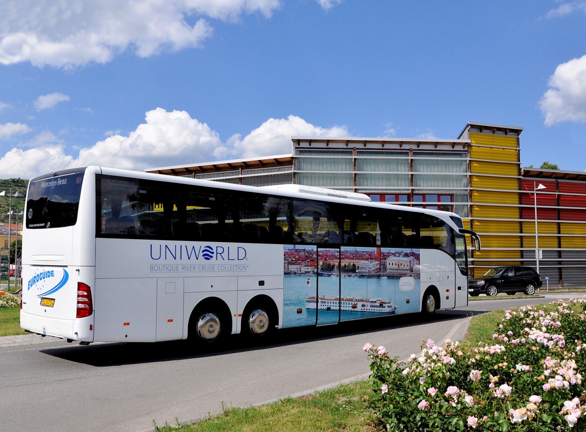 Mercedes Tourismo von Uniworld  Reisen aus Ungarn im Juni 2015 in Krems gesehen.