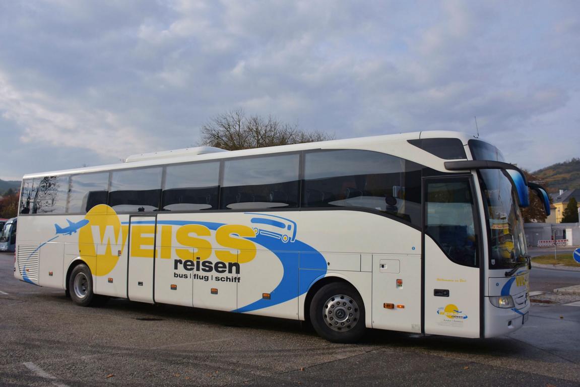 Mercedes Tourismo von WEISS Reisen aus sterreich im Okt. 2017 in Krems gesehen.