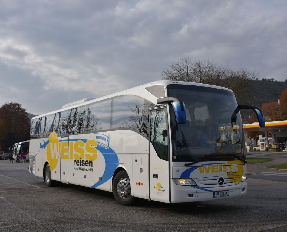 Mercedes Tourismo von WEISS Reisen aus sterreich im Okt. 2017 in Krems gesehen.