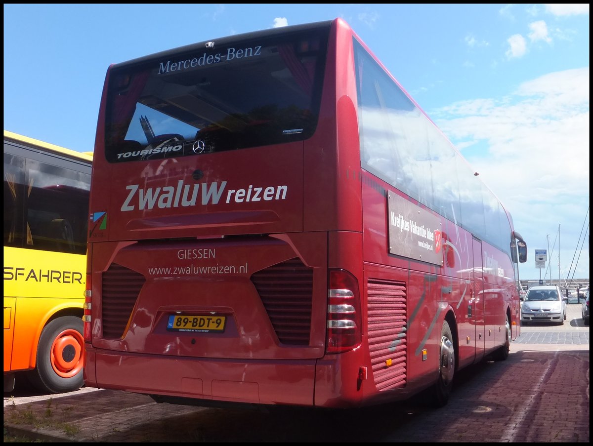 Mercedes Tourismo von Zwaluw Reizen aus den Niederlanden im Stadthafen Sassnitz.