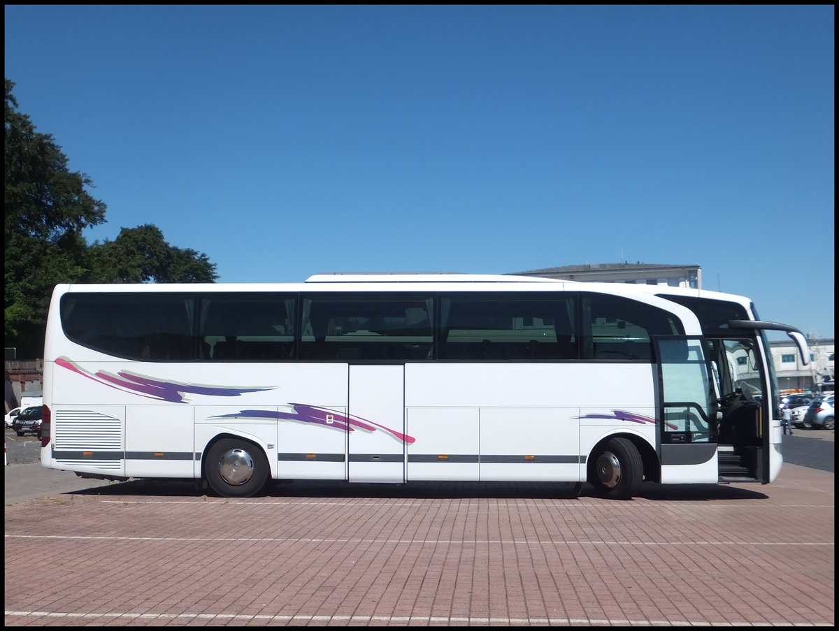 Mercedes Travego von ??? aus Deutschland im Stadthafen Sassnitz.