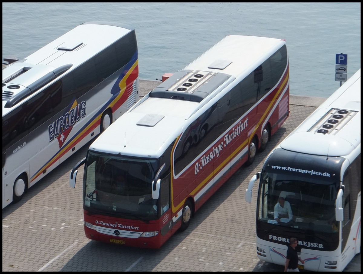 Mercedes Travego von .-Hoesinge Turistfart aus Dnemark im Stadthafen Sassnitz.