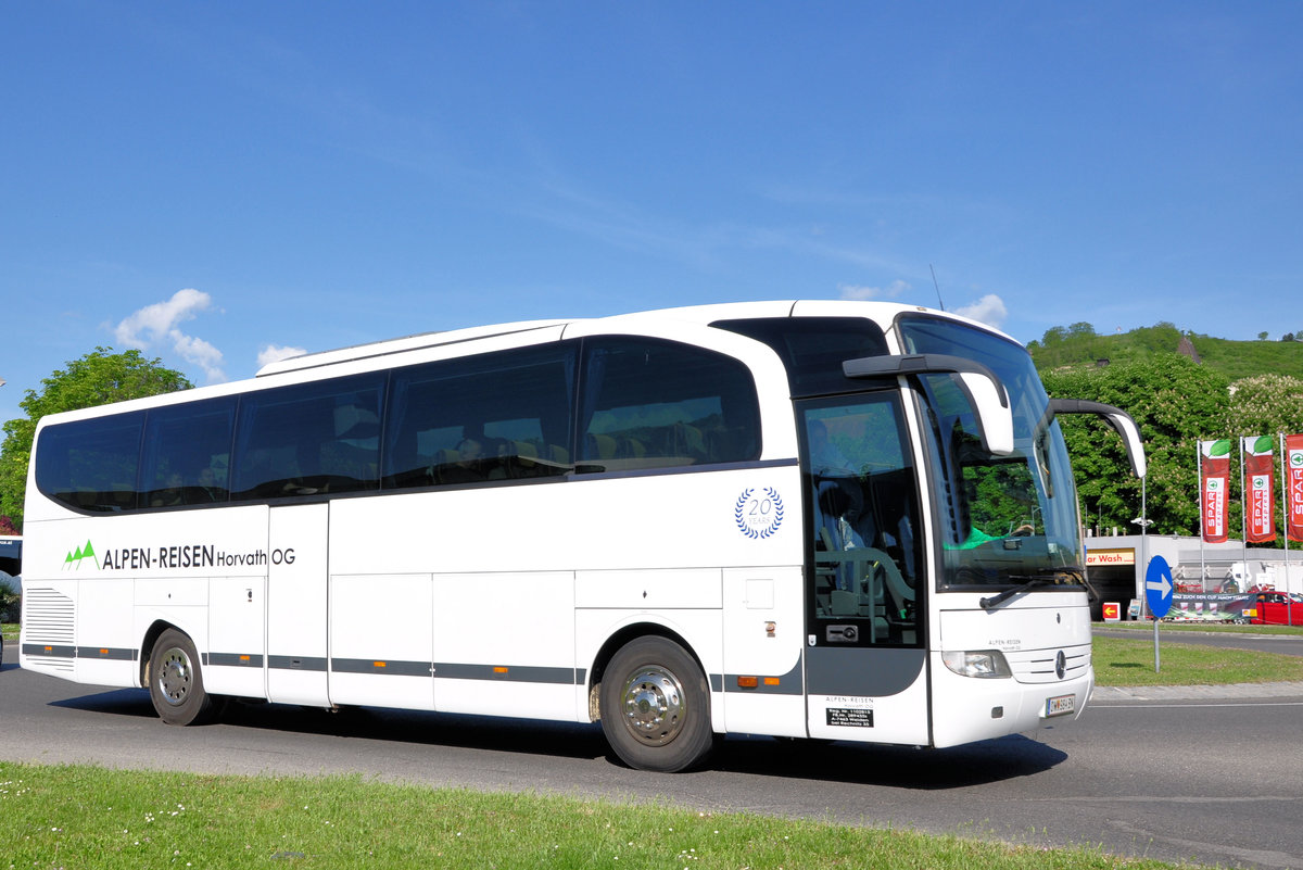 Mercedes Travego von Alpen Reisen Horvath aus sterreich in Krems gesehen.