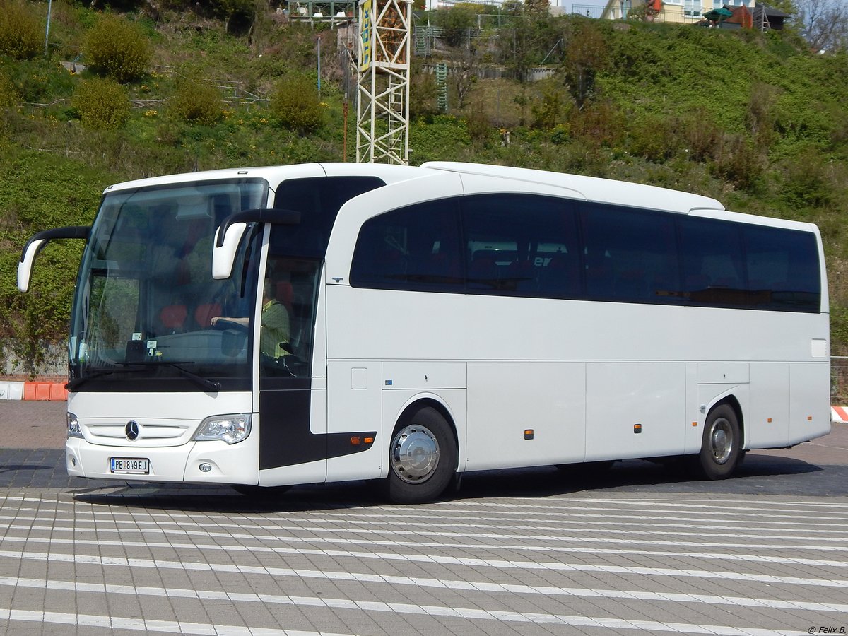 Mercedes Travego aus Österreich im Stadthafen Sassnitz.