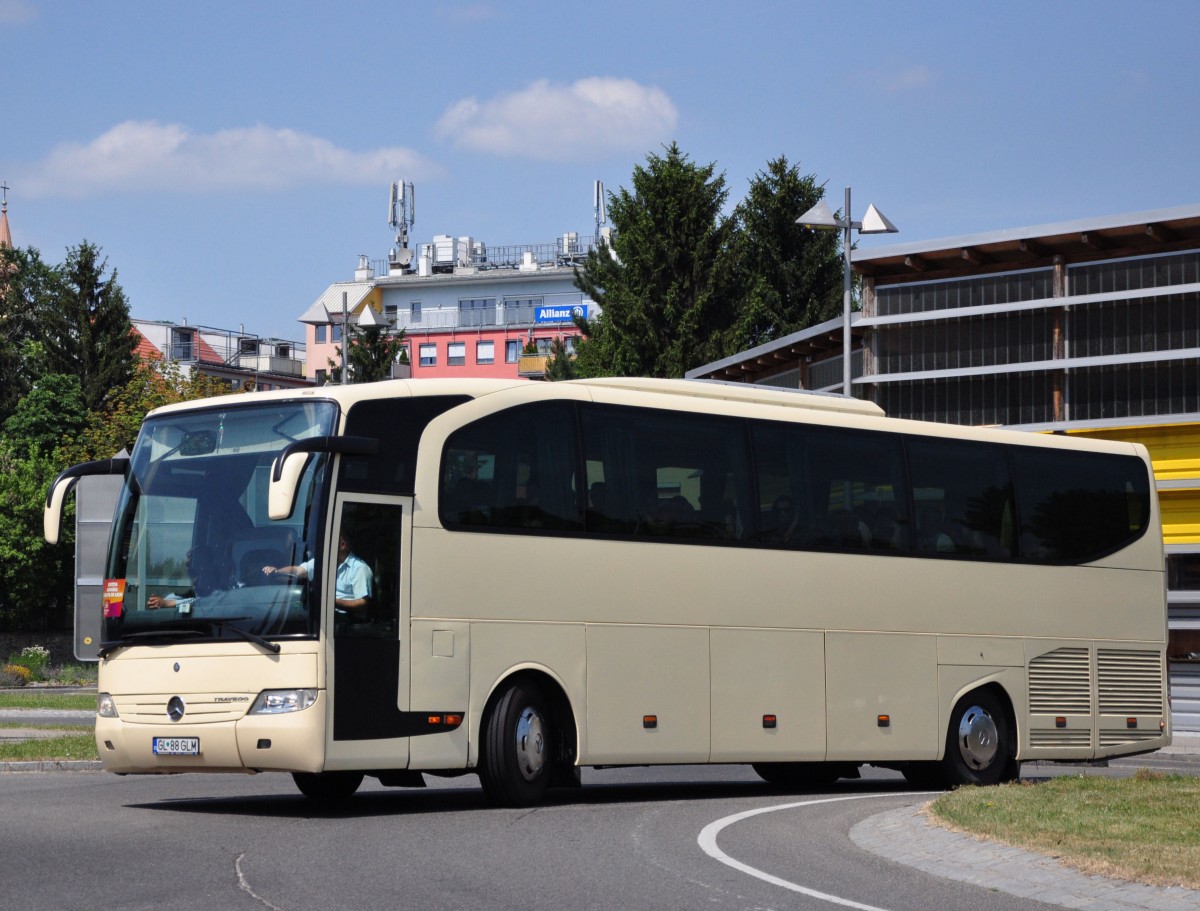 Mercedes Travego aus RO im Juni 2015 in Krems unterwegs.