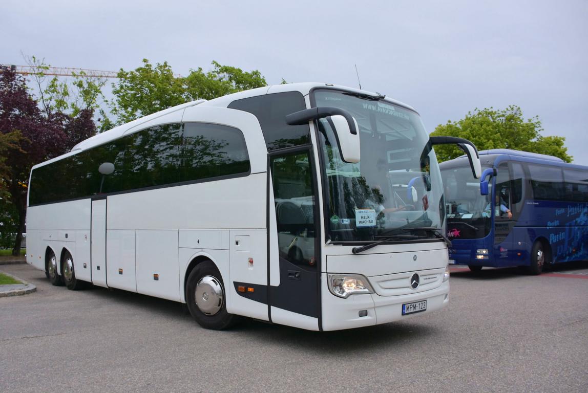 Mercedes Travego von  AVANDABUSZ.hu in Krems.