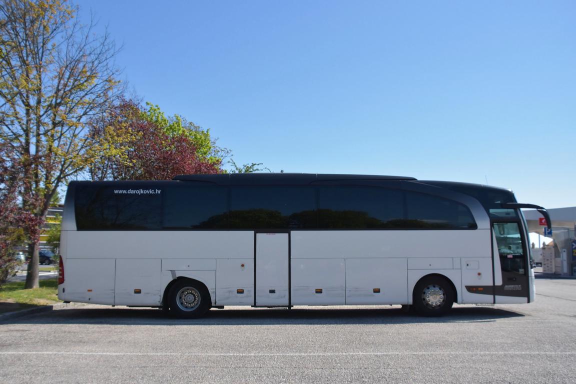 Mercedes Travego von Darjokovic Reisen aus R in Krems.