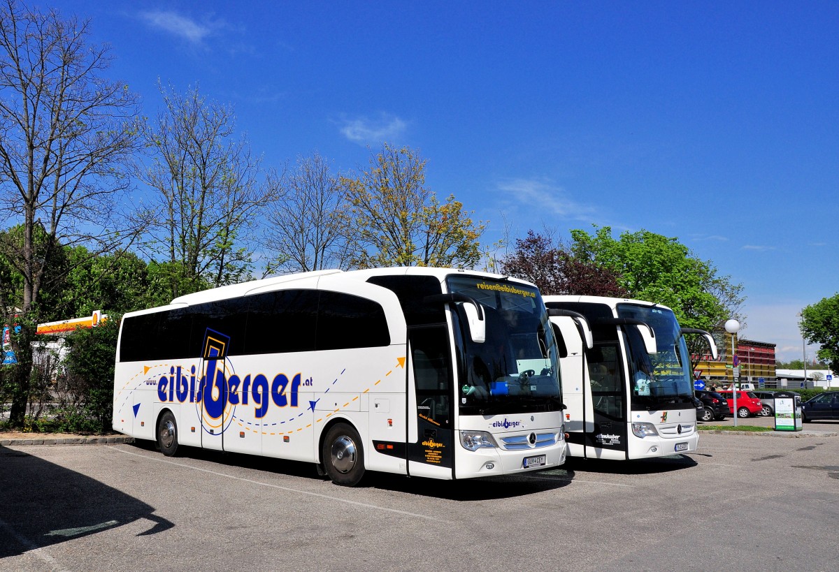 Mercedes Travego von Eibisberger Reisen aus sterreich,dahinter ein Travego von Ettenhuber aus der BRD am 27.4.2015 in Krems.