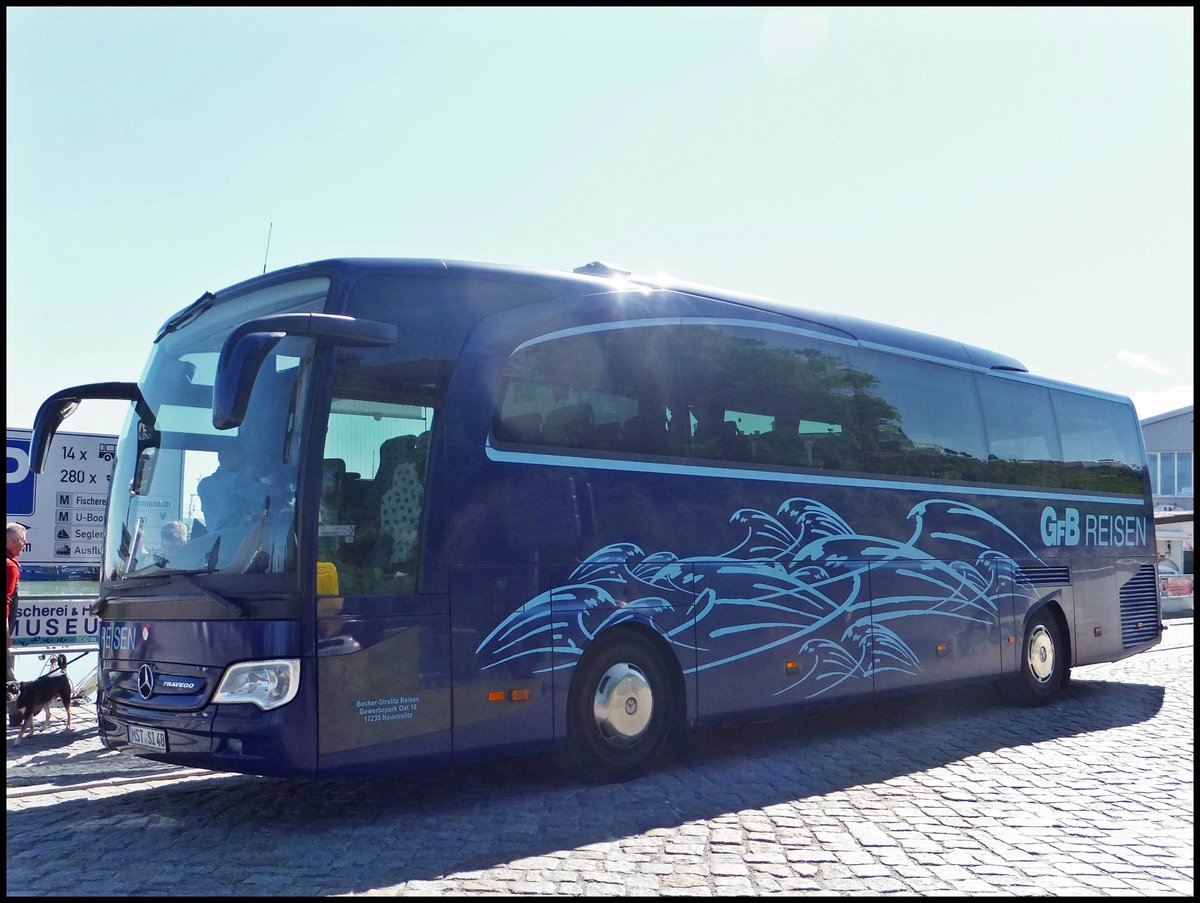 Mercedes Travego von GFB-Reisen aus Deutschland im Stadthafen Sassnitz.