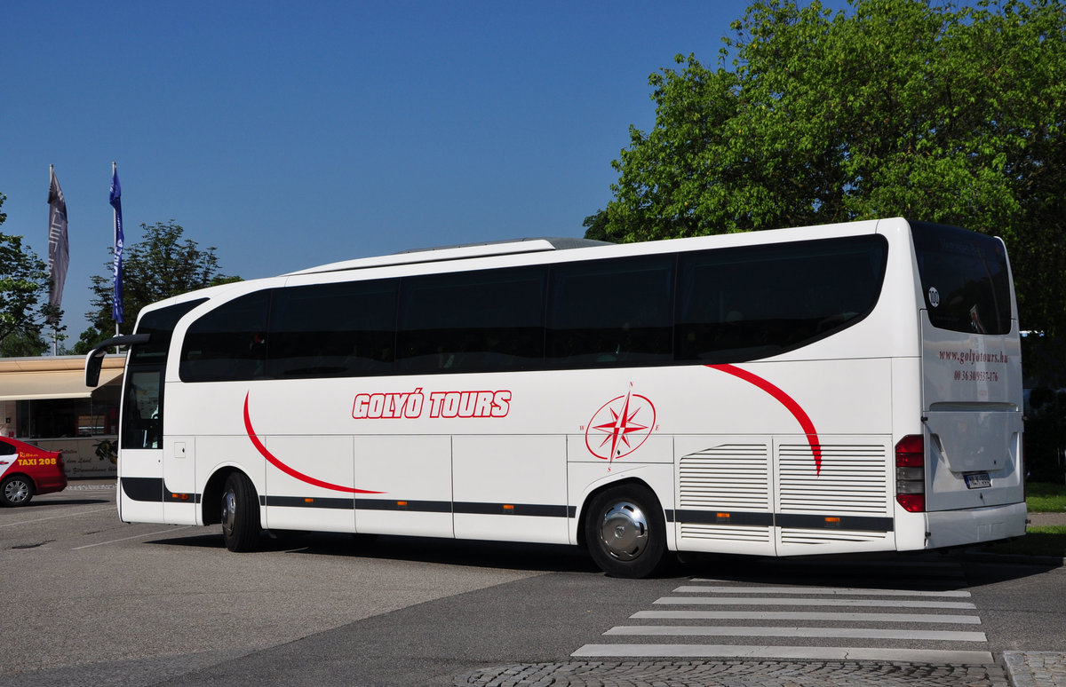 Mercedes Travego von Golyo Tours aus Ungarn in Krems gesehen.