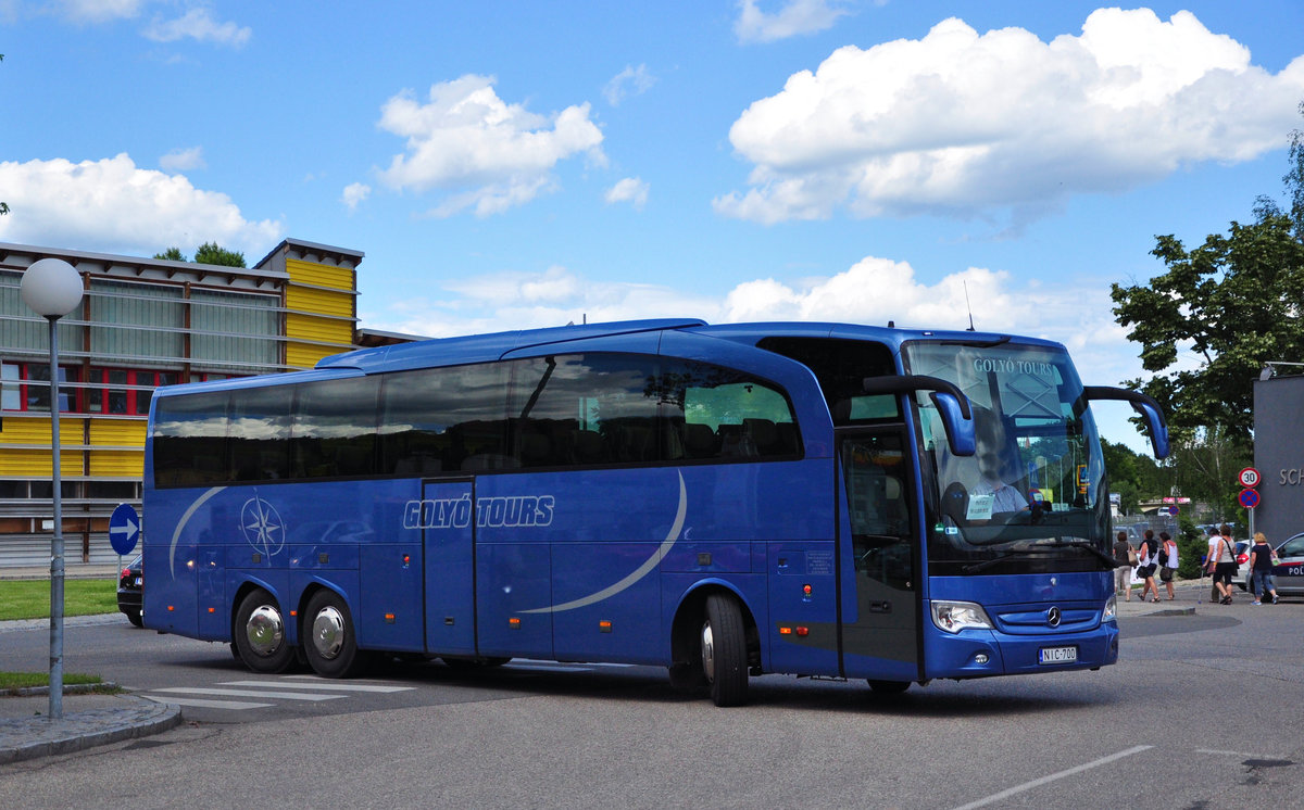 Mercedes Travego von Goly Tours aus Ungarn in Krems gesehen.