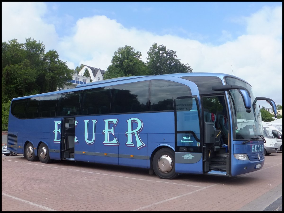 Mercedes Travego von Heuer aus Deutschland im Stadthafen Sassnitz.