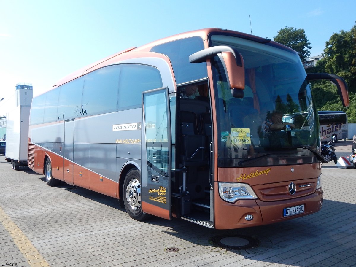 Mercedes Travego von Holtkamp-Busreisen aus Deutschland mit Anhänger im Stadthafen Sassnitz.