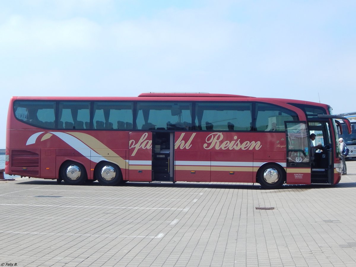 Mercedes Travego von Kofahl Reisen aus Deutschland im Stadthafen Sassnitz.