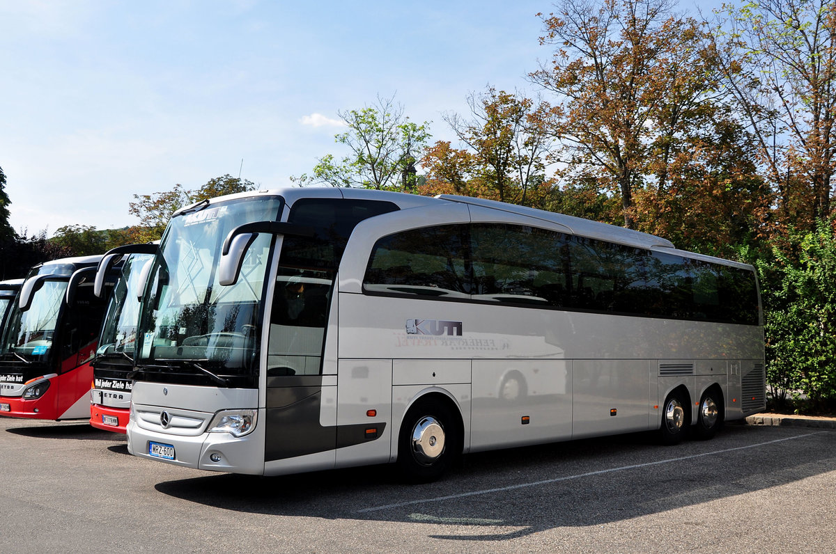 Mercedes Travego von Kuti Reisen aus Ungarn in Krems.