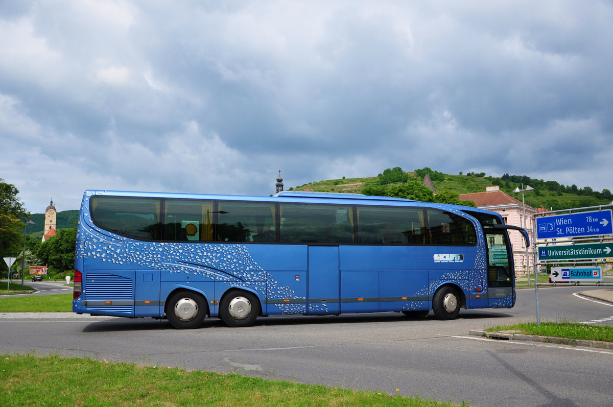 Mercedes Travego von Kuti Reisen aus Ungarn in Krems unterwegs.