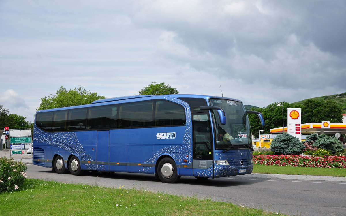 Mercedes Travego von Kuti Reisen aus Ungarn in Krems unterwegs.