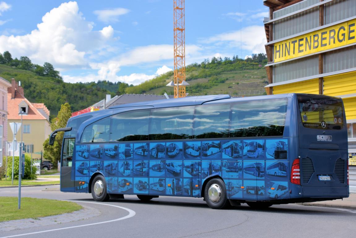 Mercedes Travego von KUTI Reisen aus Ungarn in Krems.