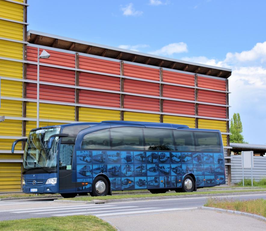 Mercedes Travego von KUTI Reisen aus Ungarn in Krems.
