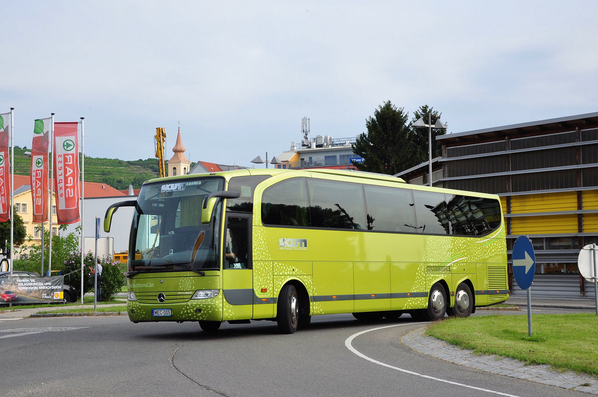 Mercedes Travego von Kuti Travel.hu in Krems gesehen.