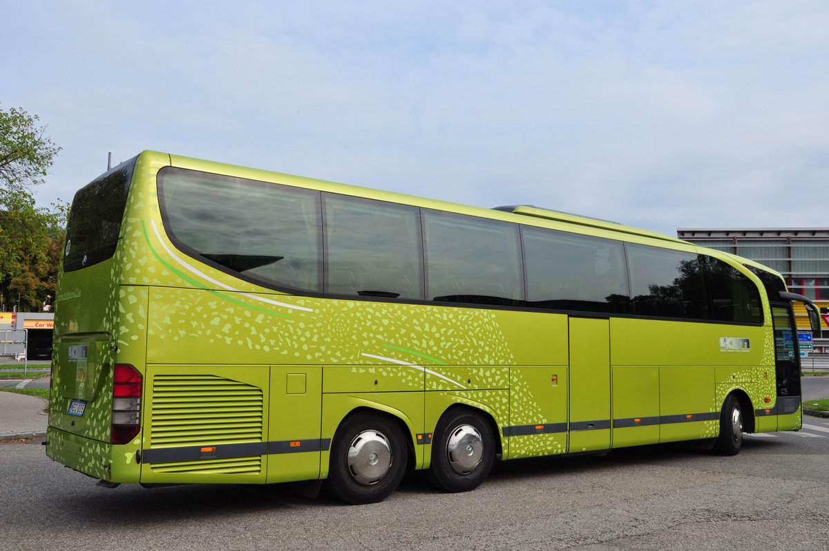 Mercedes Travego von Kuti Travel.hu in Krems gesehen.