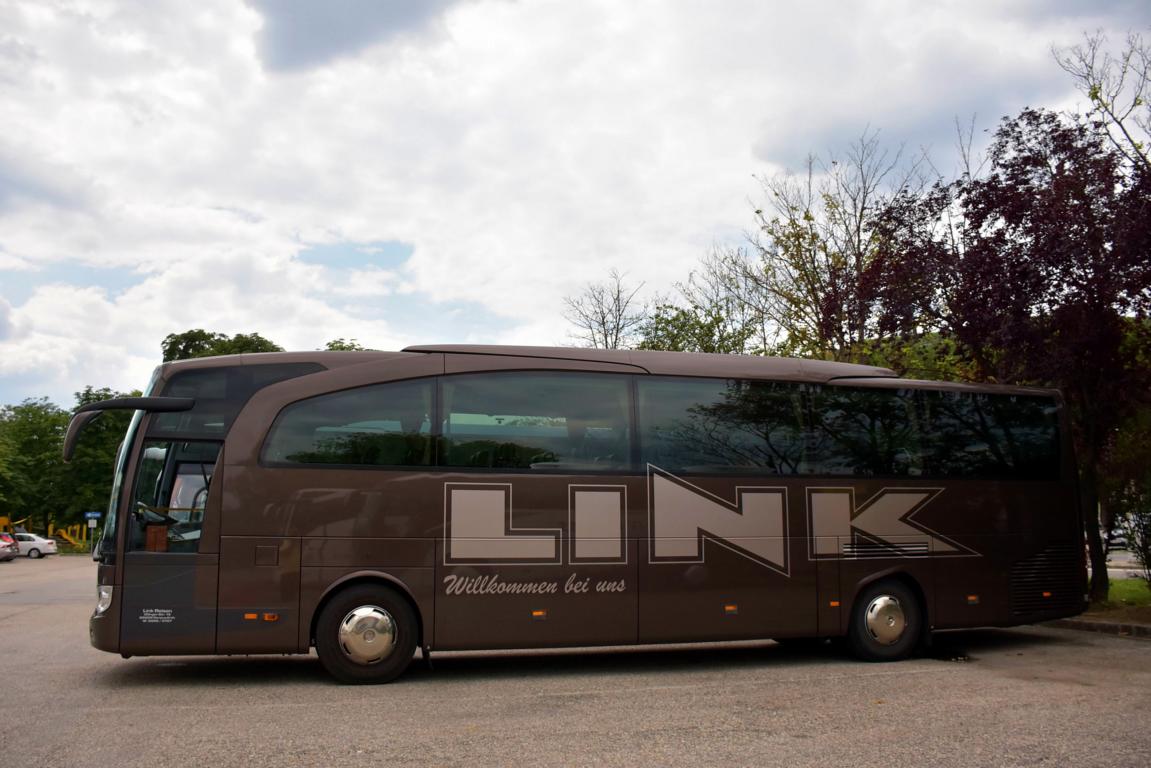 Mercedes Travego von LINK Reisen aus DE 2018 in Krems gesehen.