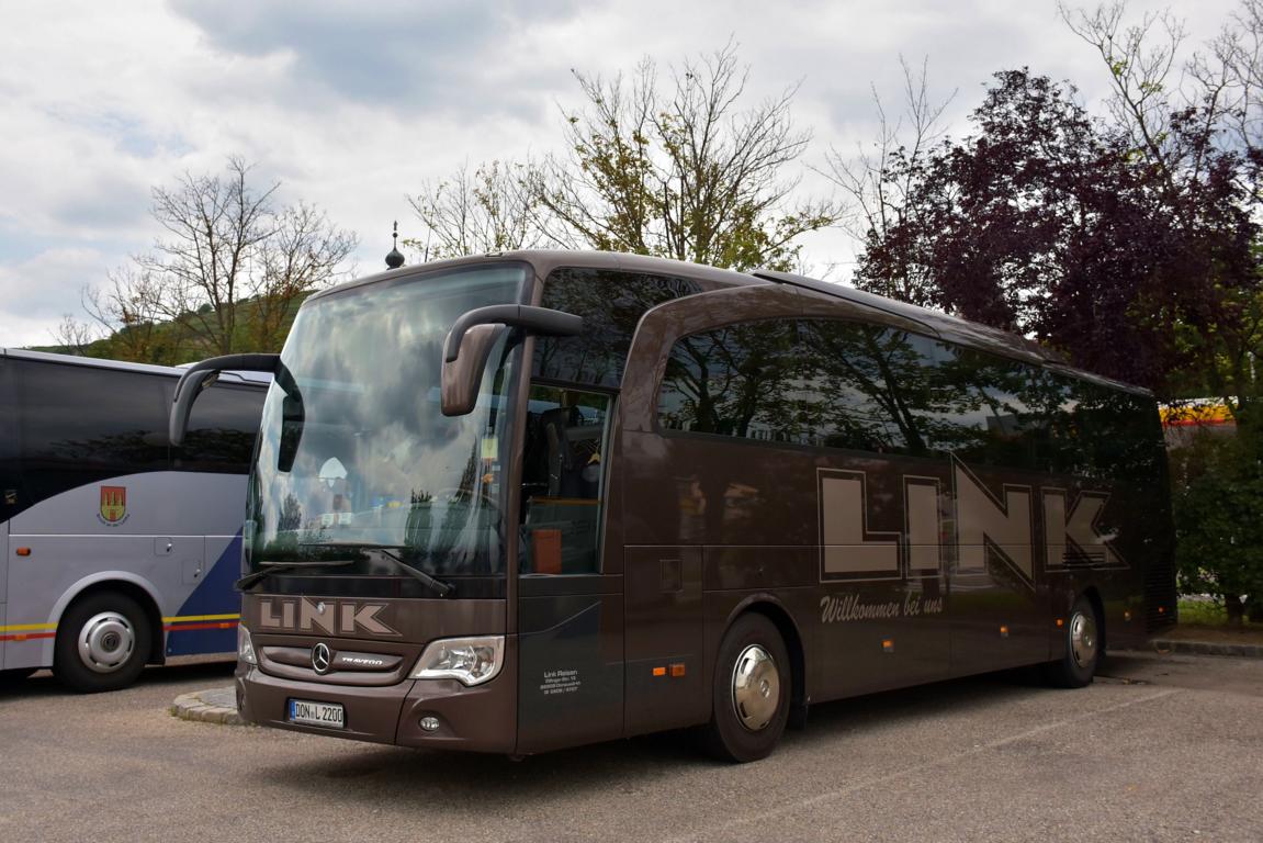 Mercedes Travego von LINK Reisen aus DE 2018 in Krems gesehen.