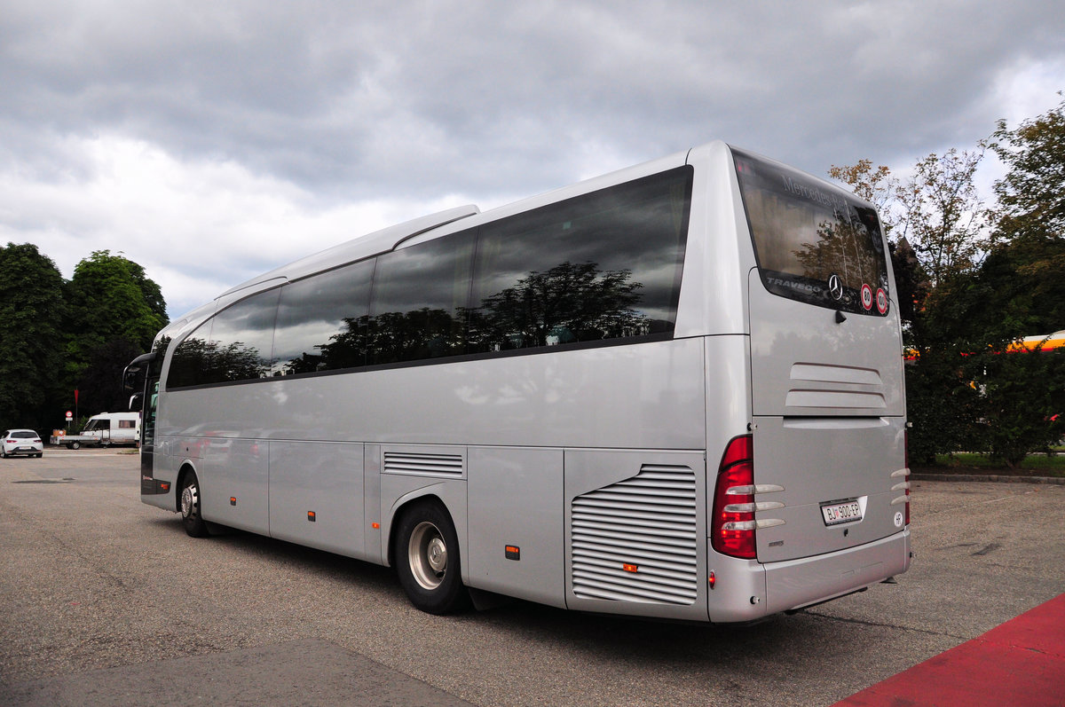 Mercedes Travego von der Molnar Travel.hr in Krems gesehen.