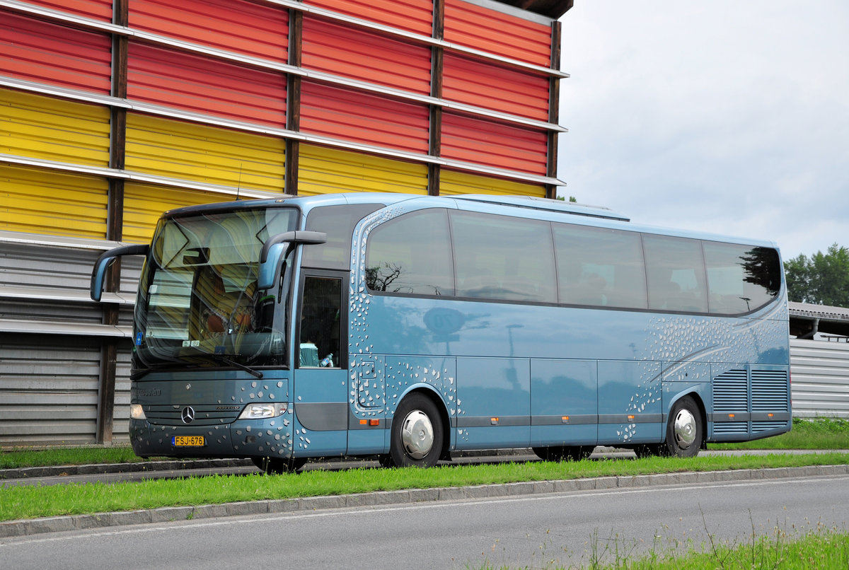 Mercedes Travego von Naxoss.hu in Krems unterwegs.