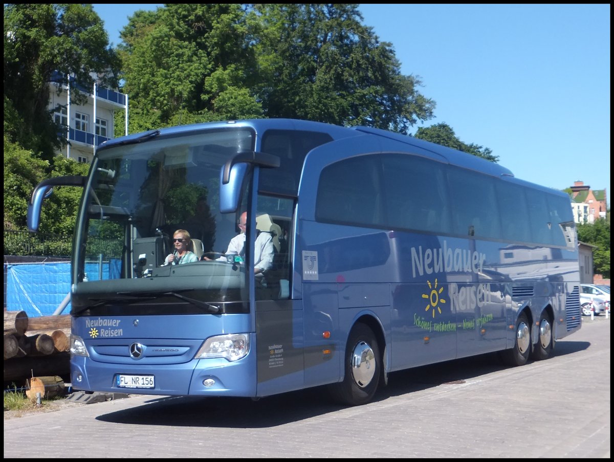 Mercedes Travego von Neubauer-Reisen aus Deutschland im Stadthafen Sassnitz.