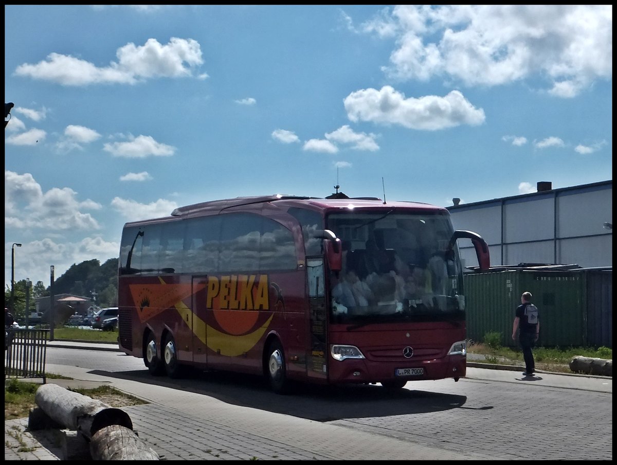 Mercedes Travego von Pelka aus Deutschland im Stadthafen Sassnitz.