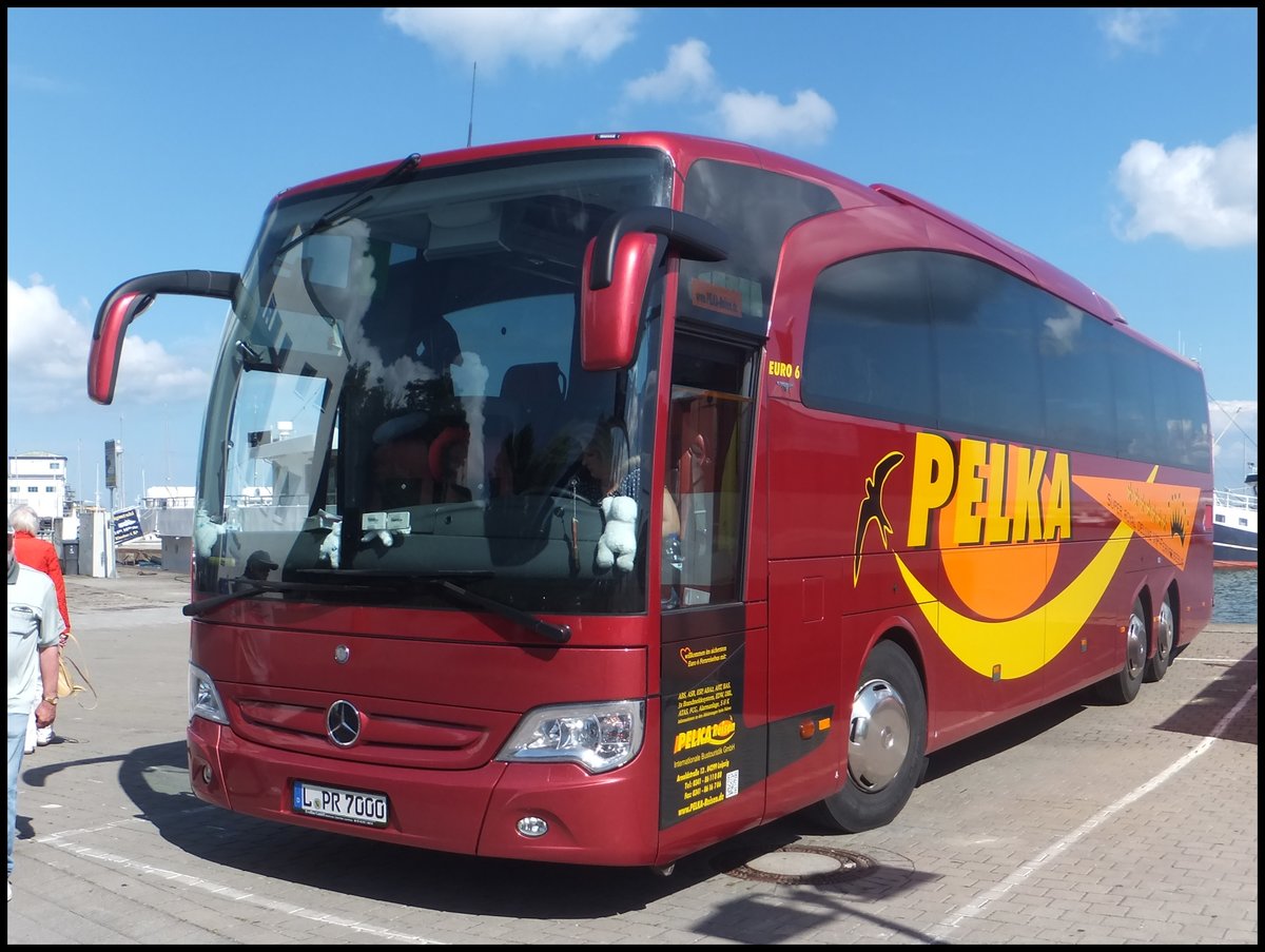 Mercedes Travego von Pelka aus Deutschland im Stadthafen Sassnitz.