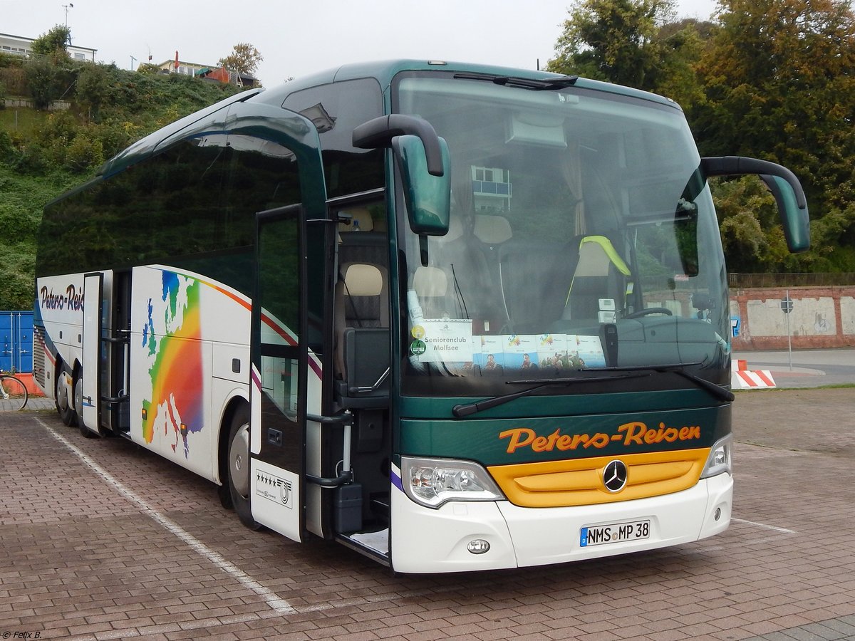 Mercedes Travego von Peters-Reisen aus Deutschland im Stadthafen Sassnitz. 