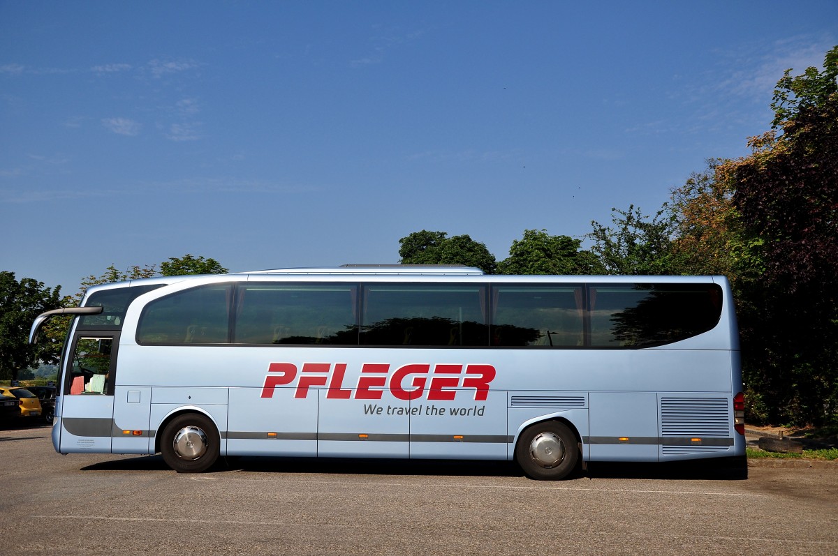 Mercedes Travego von Pfleger Reisen aus Niedersterreich im Juli 2015 in Krems.