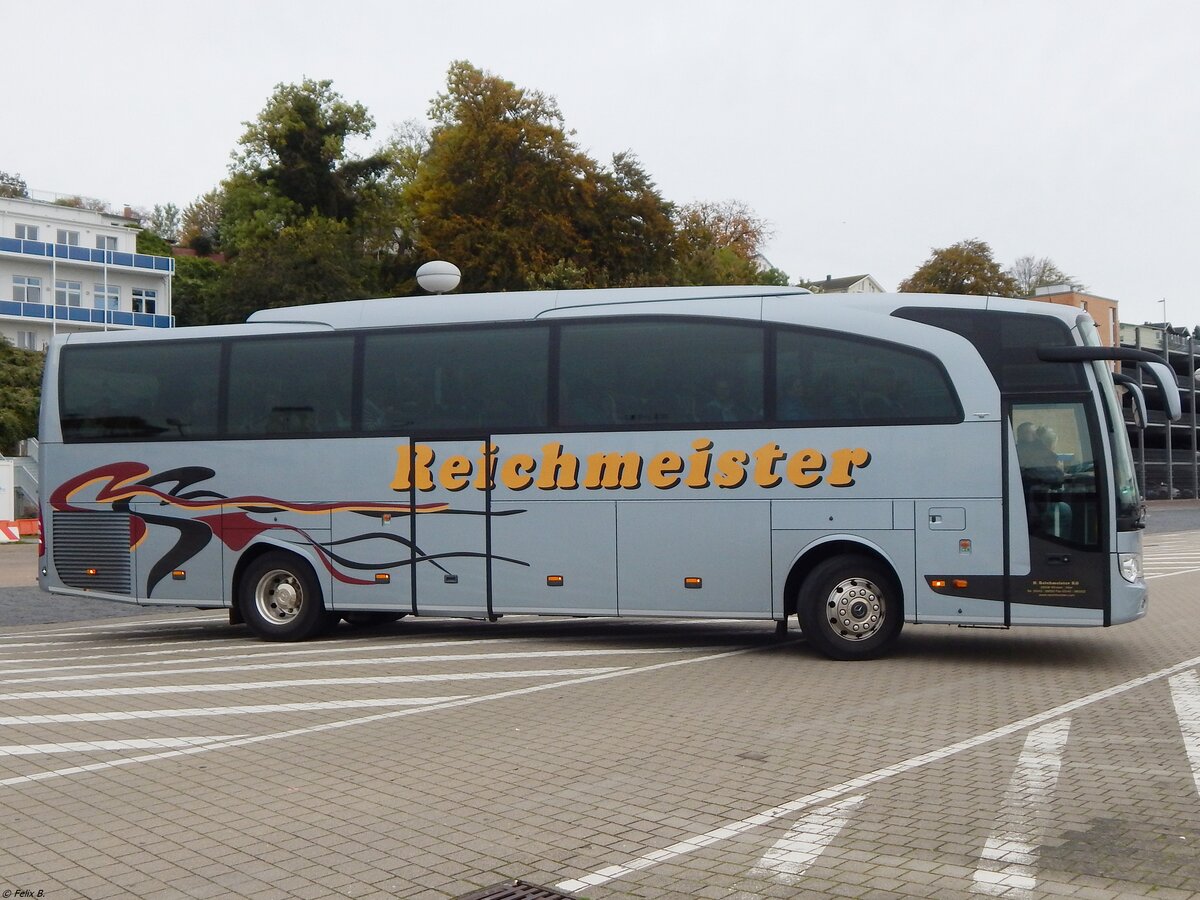 Mercedes Travego von Reichmeister aus Deutschland im Stadthafen Sassnitz.