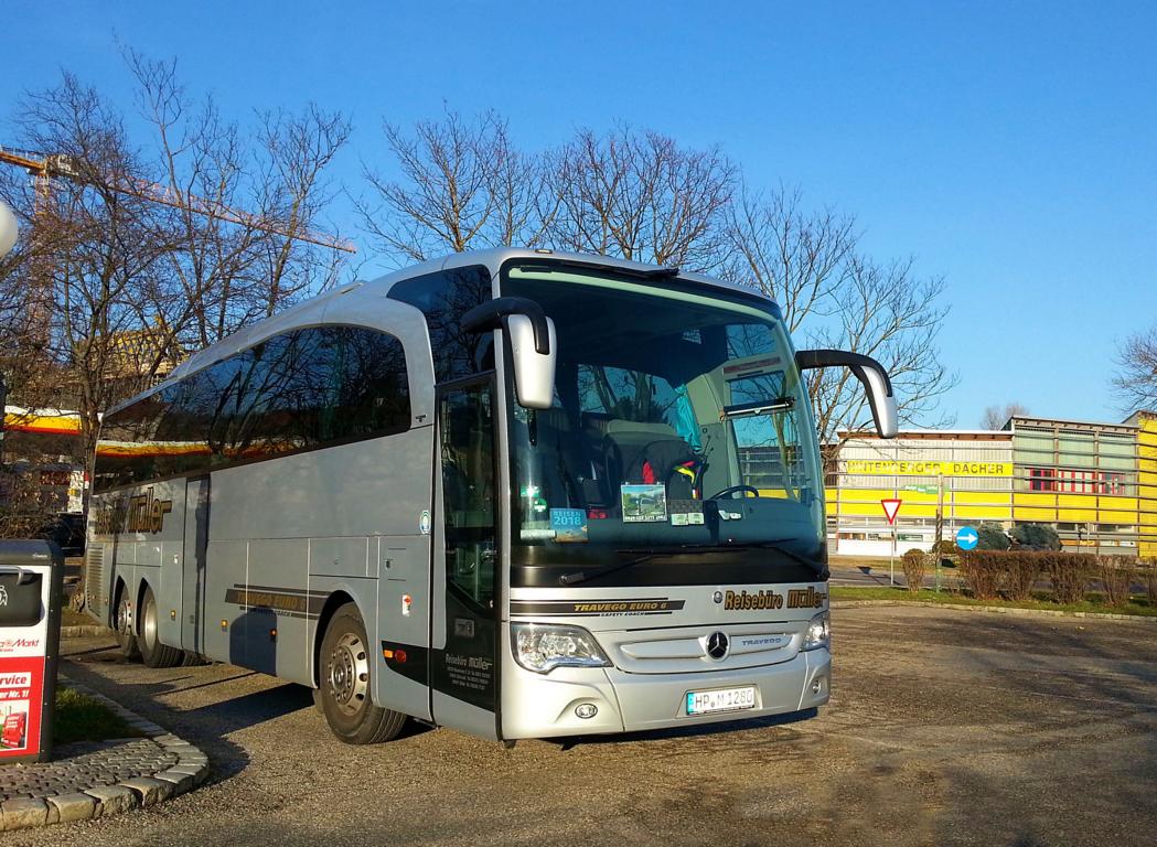 Mercedes Travego vom Reisebro Mller aus der BRD im Dez 2017 in Krems.