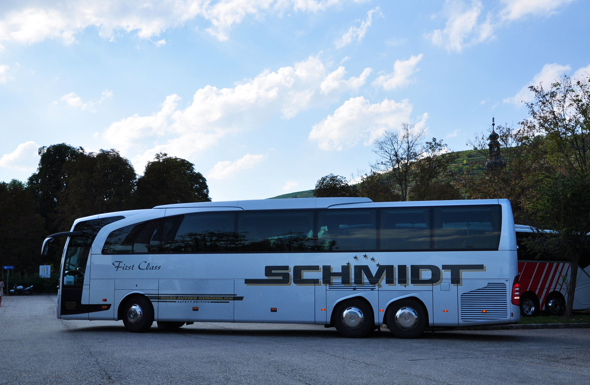 Mercedes Travego von SCHMIDT Reisen aus der BRD in Krems gesehen.