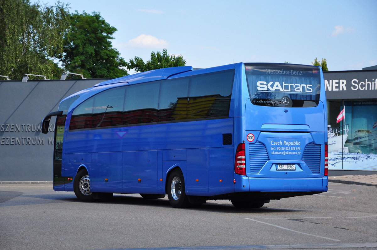 Mercedes Travego von Skatrans.cz in Krems gesehen.