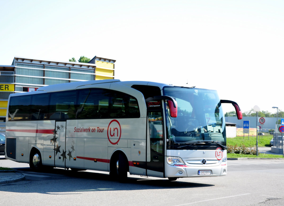 Mercedes Travego von  Sozialwerk on Tour- Younion  aus Obersterreich in Krems gesehen.