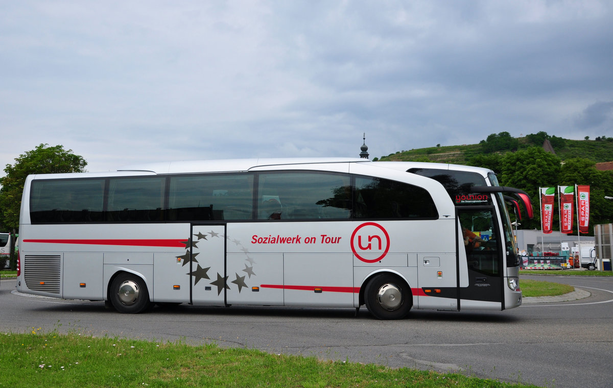 Mercedes Travego von  Sozialwerk on Tour  aus Linz/Obersterreich in Krems unterwegs.