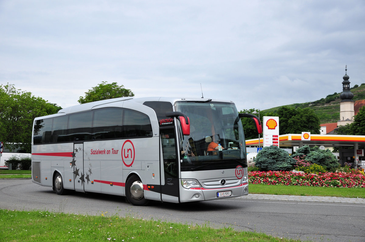 Mercedes Travego von  Sozialwerk on Tour  aus Linz/Obersterreich in Krems unterwegs.