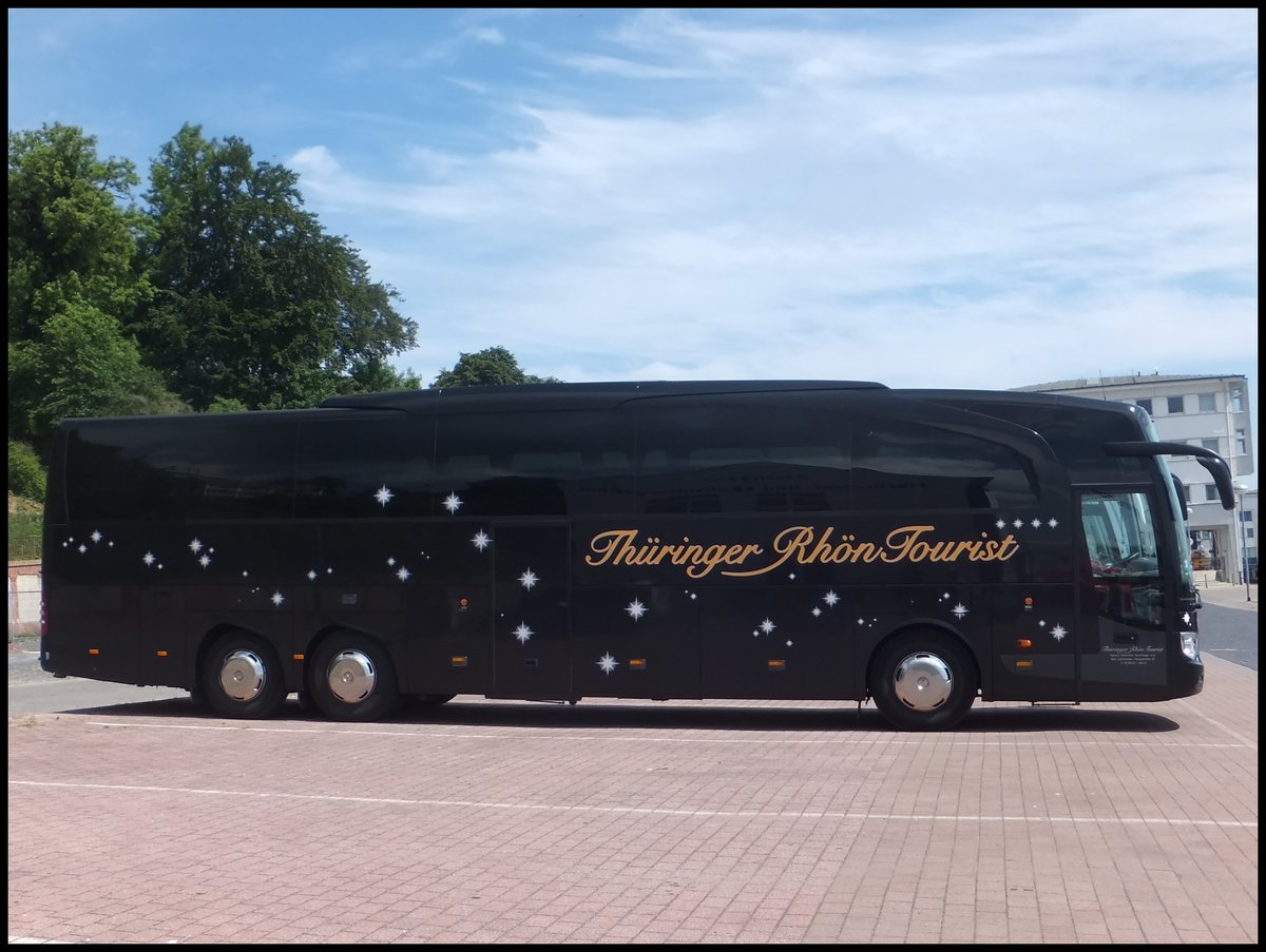 Mercedes Travego von Thringer Rhn Tourist aus Deutschland im Stadthafen Sassnitz.